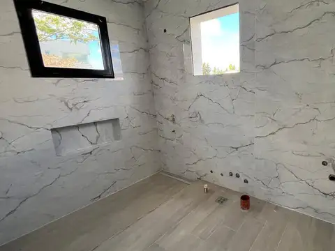Casa estilo francés en venta en barrio San Matías, al agua (Entrega Junio 2026)