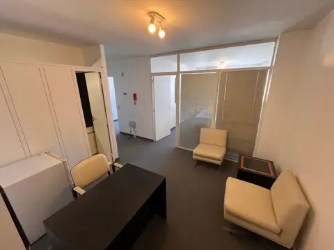 OFICINA DE 2 AMBIENTES PISO ALTO EN GALERÍA JARDIN. A PASOS DE CALLE FLORIDA.