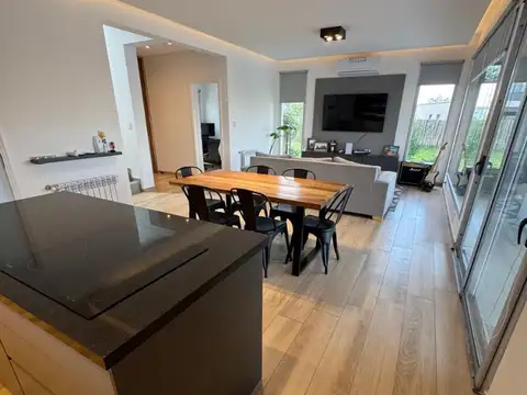 Casa 4 ambientes con 2 baños