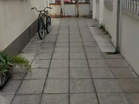 p.h de 3 ambientes en planta baja con patio y terraza