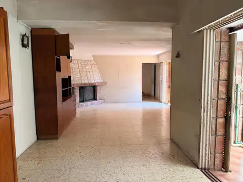 Venta / Permuta casa A RECICLAR 4 dormitorios con pileta - Funes, Santa Fe.