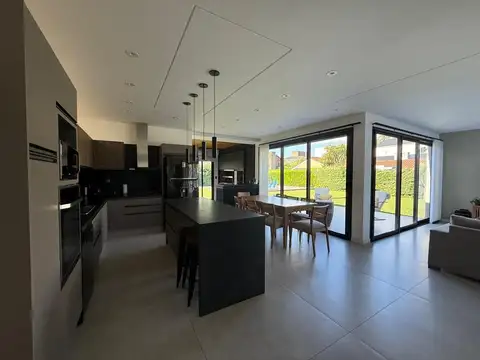 Casa en Venta con 6 cocheras