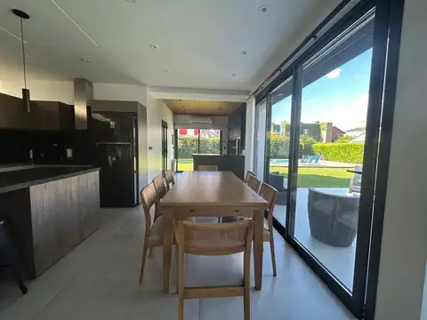 Casa 5 ambientes con 3 baños