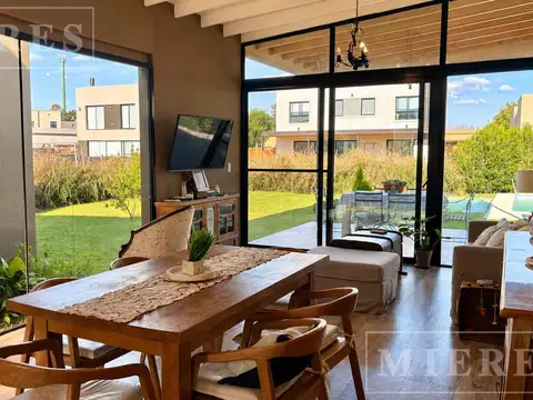 Casa en Venta con 2 cocheras