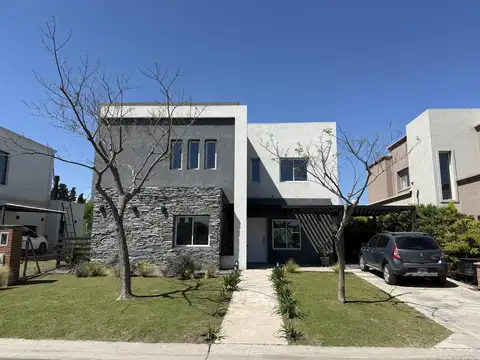 VENTA CASA 6 AMBIENTES CON PILETA EN PILAR DEL ESTE
