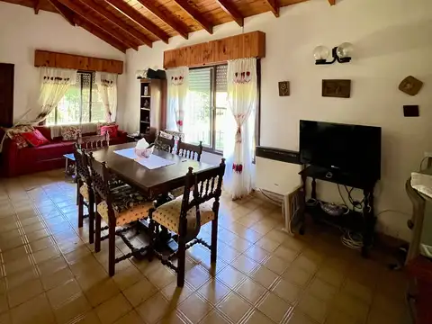 Casa 4 ambientes con 2 baños