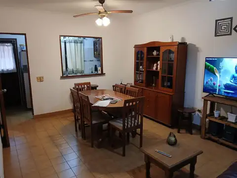 Casa 4 ambientes con 2 baños