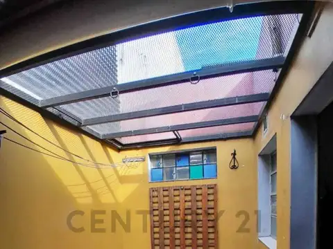 Monoambiente en alquiler en Lomas del Mirador con patio interno