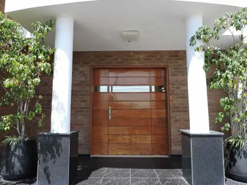 Casa 17 ambientes con 4 baños