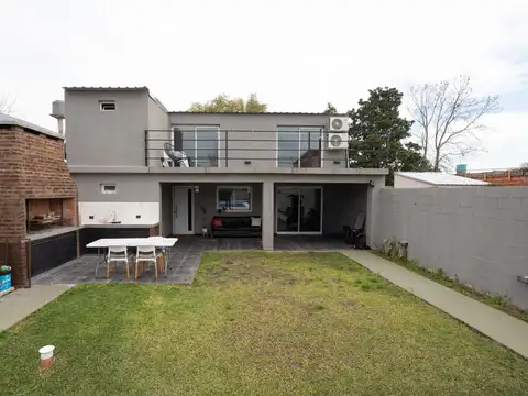 CASA 2 DORMITORIOS VENTA CITY BELL PARQUE Y PILETA