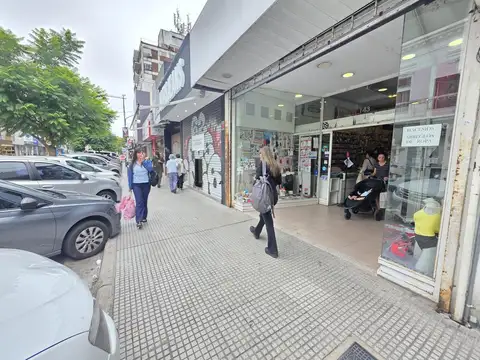 VENTA LOCAL COMERCIAL EN SAN ISIDRO SOBRE CALLE BELGRANO.