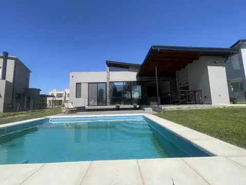 VENTA CASA 4 AMBIENTES EZEIZA