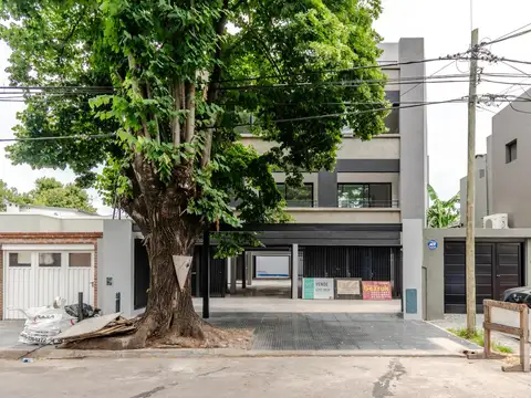 IMPRESIONANTE TRIPLEX A ESTRENAR CON JARDIN, PISCINA Y TERRAZAS, EN OLIVOS.