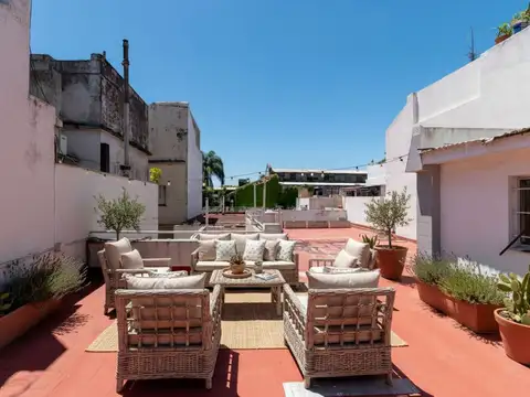¡Viví en un PH 3 ambientes al frente con cochera, patio y terraza propios!