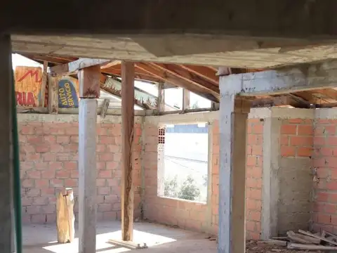 Complejo de 601 m2 con 8 deptos + local comercial + taller