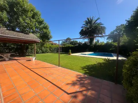 APTO CRÉDITO 6 ambientes con pileta sobre dos lotes en el Club de Campo los Horneros