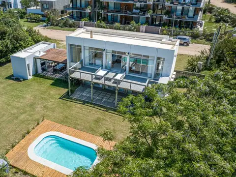 Casa en alquiler de 4 dormitorios en La Juanita 100