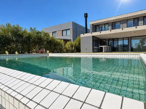 Casa de diseño al agua en Laguna Grande | 5 dormitorios | Laguna Grande Villa Nueva