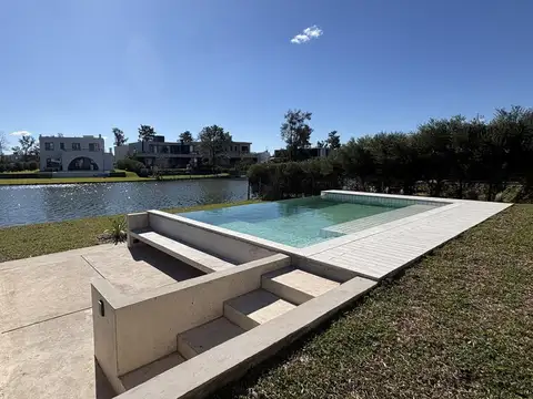 Casa de diseño al agua en Laguna Grande | 5 dormitorios | Laguna Grande Villanueva