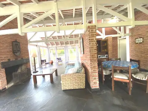 Casa 4 ambientes con 2 baños