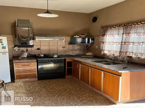 CHALET 4 AMBIENTES – Bº COSMOPOLITA