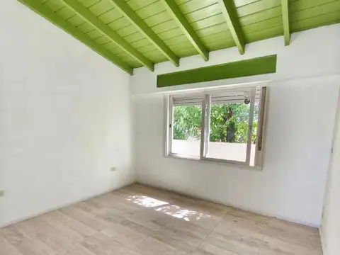 Se ALQUILA ph 2 ambientes con patio en 2do piso por escalera