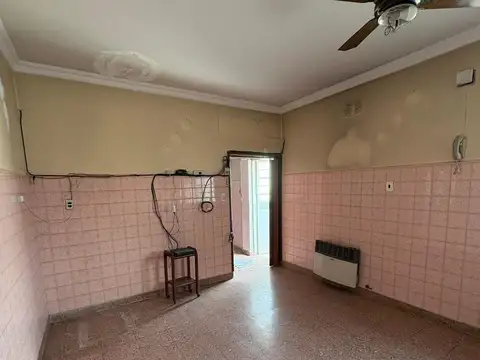 CASA CON 2 LOCALES EN VENTA – A METROS DE CAPITAL  – LOMAS DEL MIRADOR