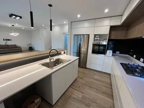 Casa en Venta con 4 cocheras