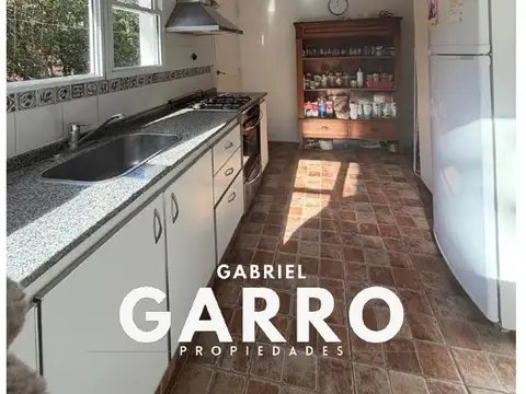 Excelente casa en Cariló de vivienda permanente.