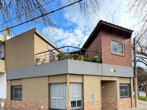 Casa de dos plantas en Ludueña — con terraza, quincho y parrilla propia