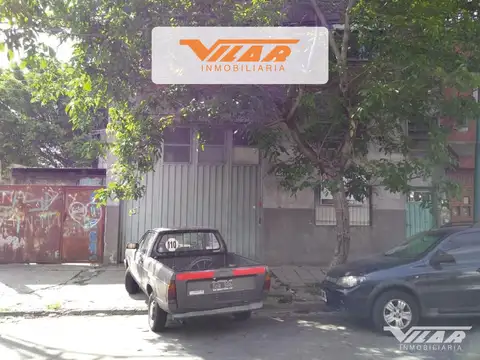 Galpon 120m2 y vvda 3 amb 96m2 cub y 69 m2 libres, en zona industrial.