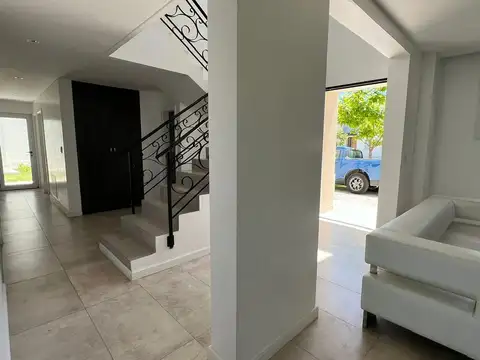 Casa 6 ambientes con 4 baños