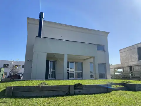 Casa 6 ambientes con 4 baños