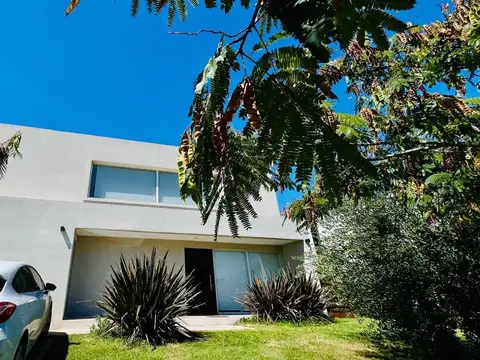 Casa  en Venta en Santa Guadalupe, Pilar del Este, Pilar