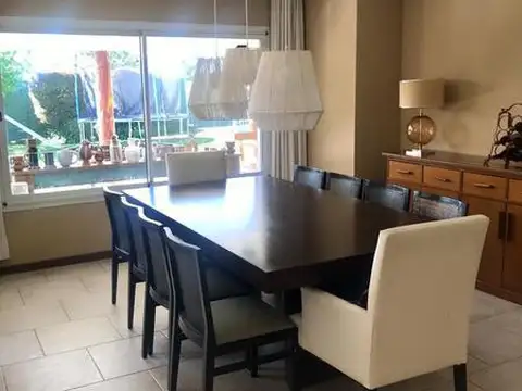 Casa 6 ambientes con 4 baños