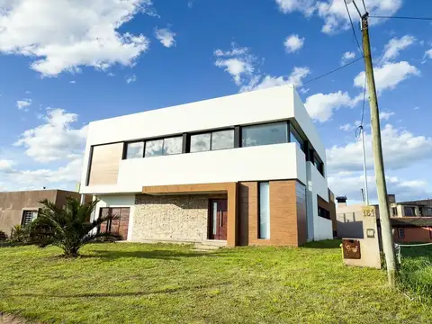 VENTA CASA 4 AMBIENTES PARQUE Y PILETA CAMET NORTE