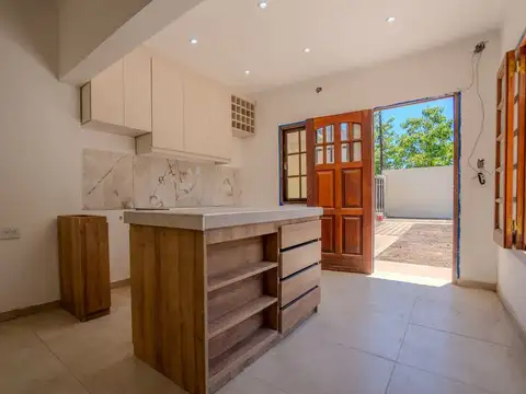 Casa en venta, City Bell. 2 dormitorios y parque