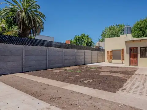 Casa en venta, City Bell. 2 dormitorios y parque