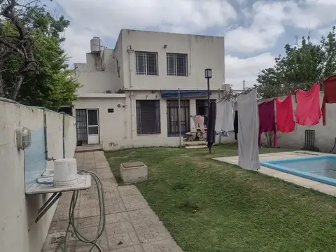 Casa 6 ambientes con 2 baños