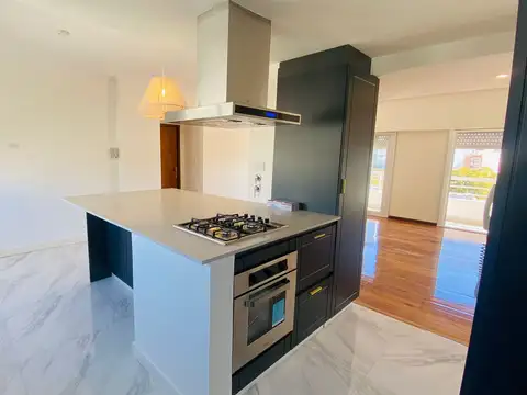 SEMIPISO 4 AMBIENTES. ZONA SHOPPING. 