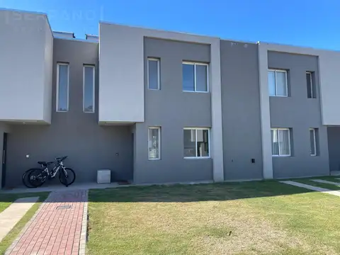 MEZ. Casa 4 ambientes , 3 dormitorios en DECS Tortugas – Jardín, parrilla y amenities – Ideal familia