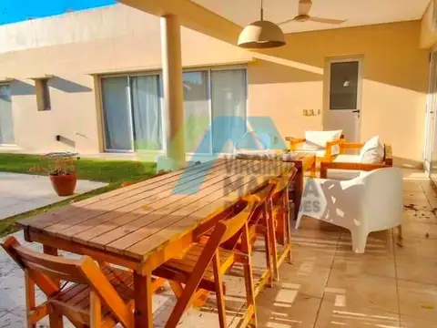 Casa en Alquiler con 1 cochera