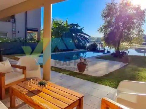 Casa 4 ambientes con 2 baños