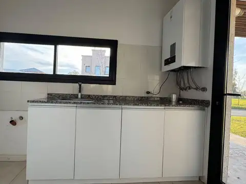 VENTA CASA 4 AMBIENTES - BARRIO SANTO TOMAS