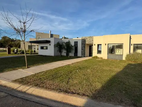 VENTA CASA 4 AMBIENTES - BARRIO SANTO TOMAS