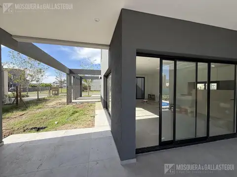 Casa en Venta con 4 cocheras