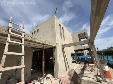 Casa 4 ambientes con 2 baños