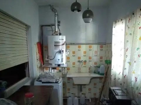 OPORTUNIDAD:  CASA 3 Ambientes con cochera + DEPTO. 2 Ambientes. Villa De Mayo.