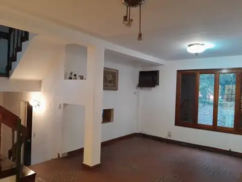 HAEDO TRIPLEX 4 AMBIENTES CON COCHERA  MUY  BUEN ESTADO GENERAL Y UBICACION, CERCANO AVENIDA RI...