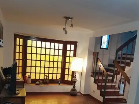 HAEDO TRIPLEX 4 AMBIENTES CON COCHERA  MUY  BUEN ESTADO GENERAL Y UBICACION, CERCANO AVENIDA RI...